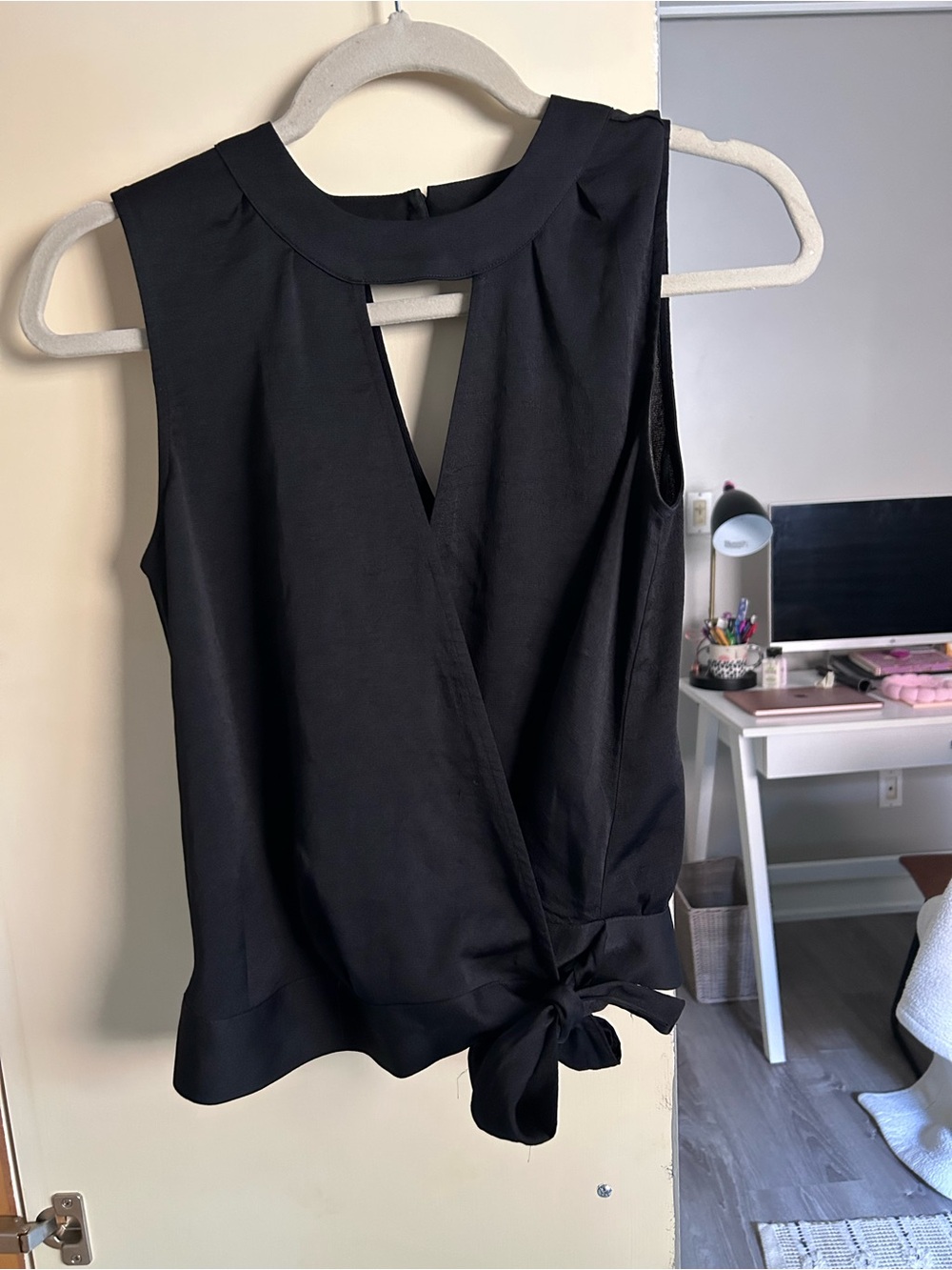 XS black sleeveless Express blouse top with tie/bow detail